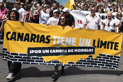 Cabecera de una manifestación contra el turismo en Canarias